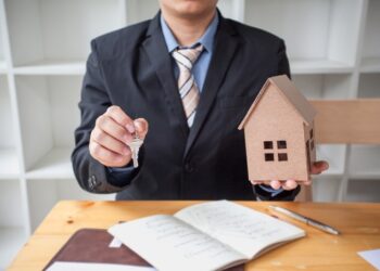What Is A Real Estate Broker? How Do I Become A Real Estate Broker?